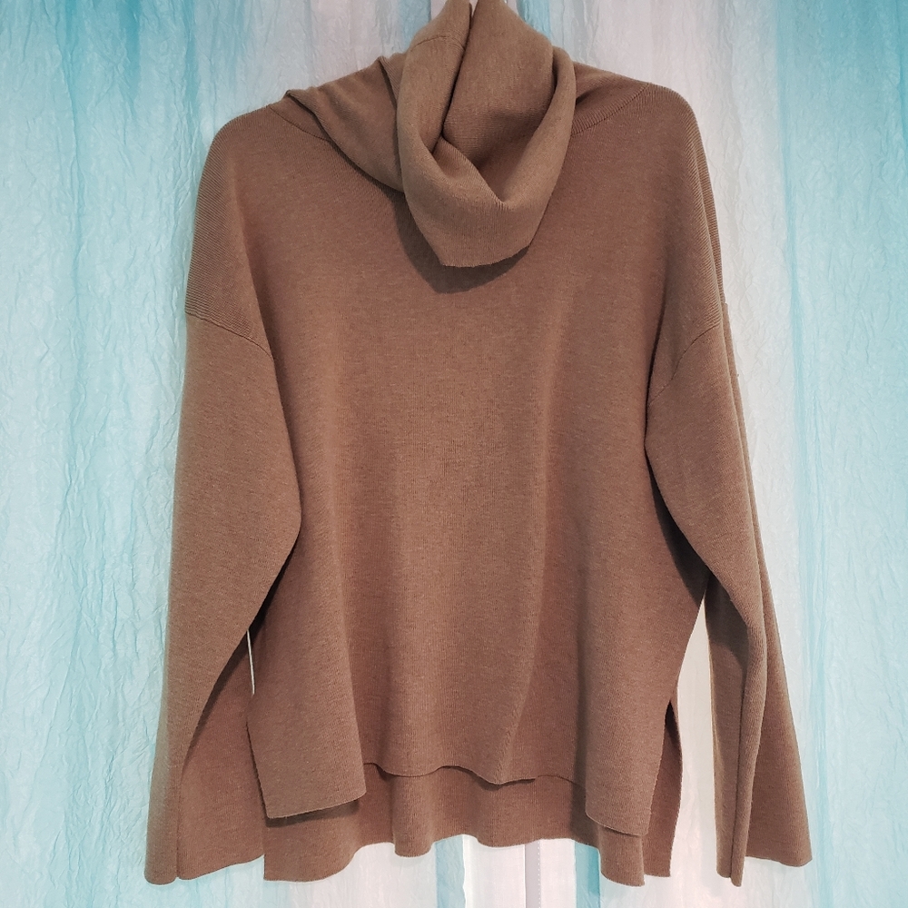 Long sleeved cowl-neck-turtle neck sweater